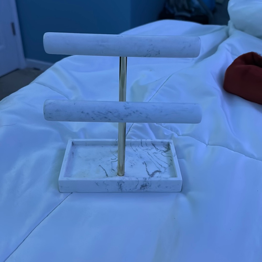A white marble jewelry holder
